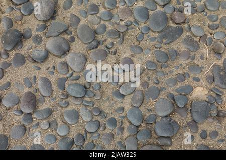 pietre piatte lisce su una spiaggia Foto Stock