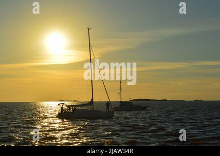 barca a vela in paesaggio tramonto sul fiume Foto Stock