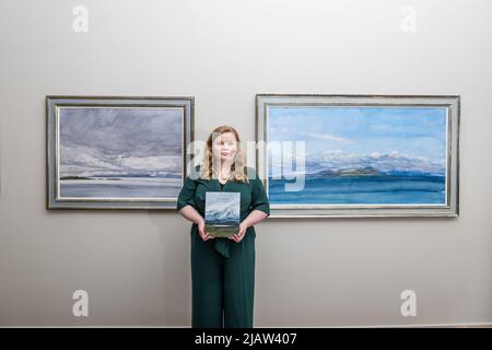 Edimburgo, Scozia, Regno Unito, 01 giugno 2022, Nuova mostra: Apertura di lunedì 6th giugno, la Galleria Scozzese celebra la vita e l'opera di James Morrison in una retrospettiva importante: "James Morrison A Celebration 1932 - 2020". La mostra presenta opere paesaggistiche di tutta la sua carriera. Il pittore ha tenuto 25 mostre personali alla Galleria Scozzese Foto Stock