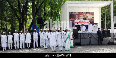 New Delhi, India. 01st giugno 2022. Presidente del Congresso Nazionale Indiano Sonia Gandhi alla conclusione il Padyatra 1275 miglia da lavoratori Sewadal 'il Azadi Gaurav Padyatra ' dopo aver reso omaggio al padre della nazione a Rajghat dopo che il presidente del Congresso SMT Sonia Gandhi ha salutato e promesso a Padyatris per la nazione prima a Rajghat sul Conclusione di Azadi Gaurav Yatra, a Nuova Delhi, India il 1 giugno 2022. (Foto di Ravi Batra/Sipa USA) Credit: Sipa USA/Alamy Live News Foto Stock