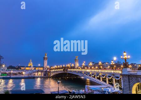 Il Pont Alexandre III di notte, è un ponte ad arco che attraversa la Senna a Parigi. Collega il quartiere Champs-Élysées con quelli dell'Invalid Foto Stock