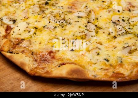 Funghi brasiliani, formaggio e pizza origano, vista dall'alto Foto Stock