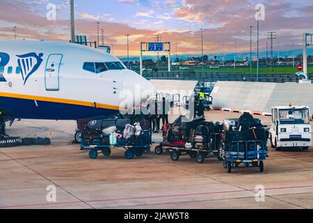 Siviglia, Spagna - 19 marzo 2018: Imbarco di persone e bagagli in volo low cost dalla compagnia aerea Ryanair dell'aeroporto di Siviglia Foto Stock