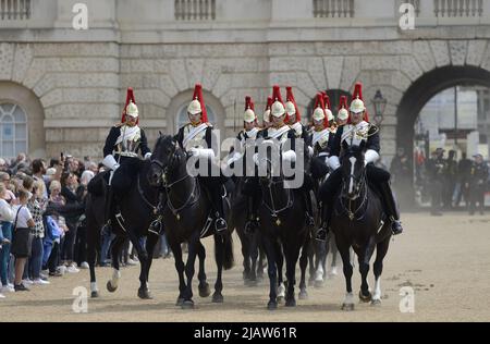 Londra, Inghilterra, Regno Unito. Cambio quotidiano della Guardia in Horse Guards Parade - membri del Blues e Royals in partenza Foto Stock