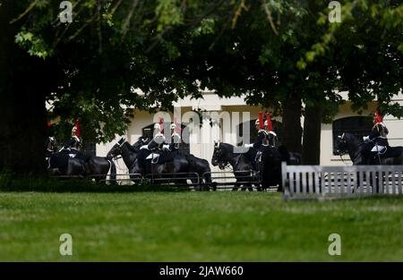 Londra, Inghilterra, Regno Unito. Daily Changing of the Guard in Horse Guards Parade - membri del Blues e Royals in partenza dal Mall Foto Stock