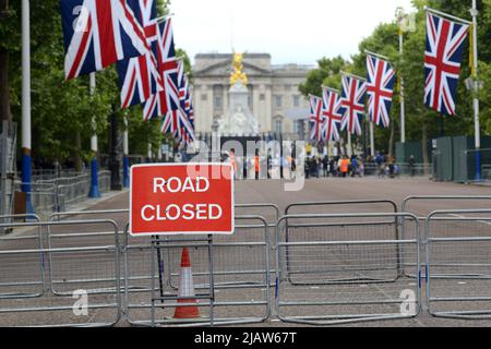 Londra, Inghilterra, Regno Unito. Cartelli stradali chiusi nel centro commerciale, in quanto i preparativi sono fatti intorno a Buckingham Palace per i festeggiamenti del Giubileo del platino della Regina, ma Foto Stock