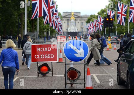 Londra, Inghilterra, Regno Unito. Cartelli stradali chiusi nel centro commerciale, in quanto i preparativi sono fatti intorno a Buckingham Palace per i festeggiamenti del Giubileo del platino della Regina, ma Foto Stock