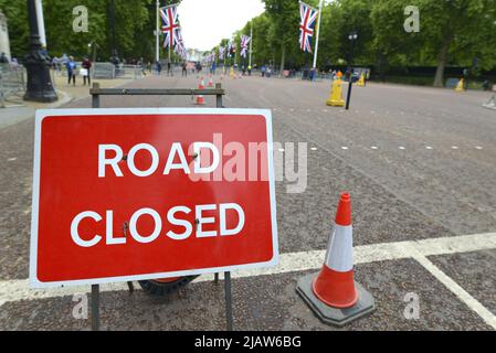 Londra, Inghilterra, Regno Unito. Cartelli stradali chiusi nel centro commerciale, in quanto i preparativi sono fatti intorno a Buckingham Palace per i festeggiamenti del Giubileo del platino della Regina, ma Foto Stock