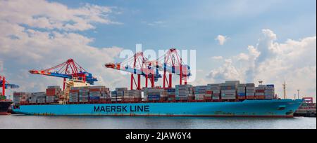 Amburgo, Germania - 12 luglio 2011 : nave container Maersk Line pesantemente carica ancorata sulla riva sud del fiume Elba. Foto Stock