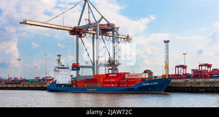 Ormeggia al porto di Amburgo. Industria del carico e del trasporto marittimo sulla riva sud del fiume Elbe. Foto Stock