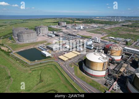 National Grid Grain LNG Terminal gas stoccaggio Kent UK drone vista aerea Foto Stock