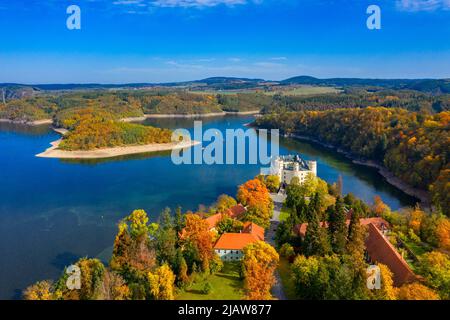 Vista aerea Chateau Orlik, sopra Orlik serbatoio in bella natura autunno. Romantico castello reale Schwarzenberg sopra il livello dell'acqua. Czechia. Orlik, cas Foto Stock