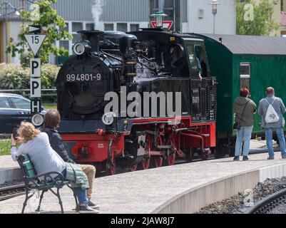 Sellin, Germania. 01st giugno 2022. I passeggeri attendono su un binario presso la stazione ferroviaria per un treno in arrivo della Rügensche Bäderbahn. Dal giugno 1, il biglietto da 9 euro è valido per il trasporto locale in tutta la Germania. Credit: Stefan Sauer/dpa/Alamy Live News Foto Stock