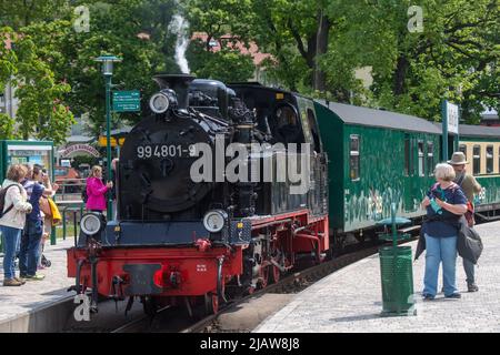 Sellin, Germania. 01st giugno 2022. I passeggeri attendono su un binario presso la stazione ferroviaria per un treno in arrivo della Rügensche Bäderbahn. Dal giugno 1, il biglietto da 9 euro è valido per il trasporto locale in tutta la Germania. Credit: Stefan Sauer/dpa/Alamy Live News Foto Stock