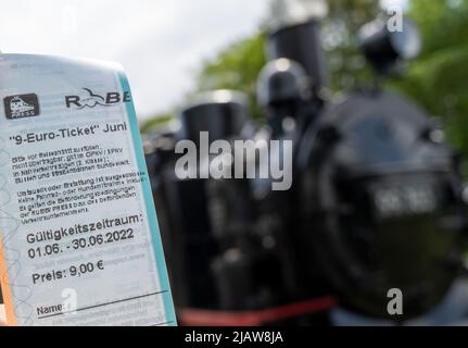 Sellin, Germania. 01st giugno 2022. Un biglietto da 9 euro è disponibile presso la stazione ferroviaria di fronte a un treno della Rügensche Bäderbahn. Dal giugno 1, il biglietto da 9 euro è valido per i trasporti locali in tutta la Germania. Credit: Stefan Sauer/dpa/Alamy Live News Foto Stock