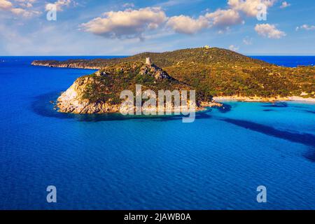 Torre di Porto Giunco e Spiaggia di Simius vicino a Villasimius, Sardegna, Italia. Vista dal drone volante. Torre di Porto Giunco su capo Carbonara. Foto Stock