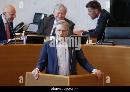 Stephane Hazee di Ecolo è stato raffigurato durante una sessione plenaria del Parlamento vallone a Namur, mercoledì 01 giugno 2022. BELGA FOTO BRUNO FAHY Foto Stock