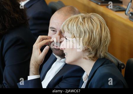 Ministro Vallone per le autorità locali e l'alloggio Christophe Collignon e Ministro Vallone per l'ambiente, la natura, il benessere degli animali e la ristrutturazione rurale Celine Tellier raffigurato durante una sessione plenaria del Parlamento Vallone a Namur, mercoledì 01 giugno 2022. BELGA FOTO BRUNO FAHY Foto Stock