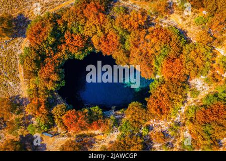 Grotta di Melissani con colori autunnali. Famoso lago Melissani sull'isola di Cefalonia, Karavomylos, Grecia. In cima alla Grotta di Melissani (Lago di Melissani) a Karavo Foto Stock