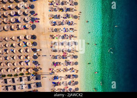 Bellissima acqua cristallina azzurra sulla spiaggia di Antisamos sull'isola di Cefalonia, Grecia. Bellissima baia di mare con spiaggia di Antisamos sull'isola di Cefalonia, Ionio Foto Stock