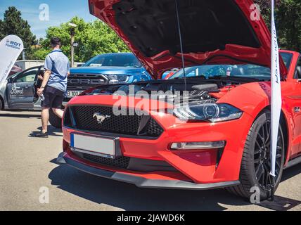 Primo piano con il nuovo cofano anteriore Ford Mustang GT. Foto Stock