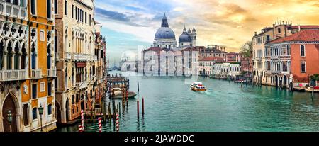 Bellissima romantica città di Venezia al tramonto. Vista del Canal Grande dal ponte dell'Accademia. Viaggi in Italia e luoghi di interesse Foto Stock