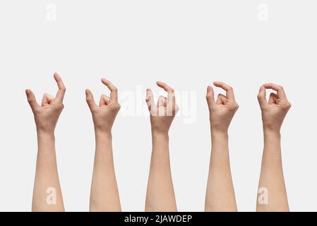 Set di misure invisibili delle dimensioni con le dita mano femmina multipla isolata su sfondo bianco. Mani donna azione di presa morbida. Foto Stock