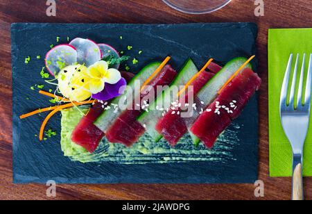 Piatto giapponese – sashimi con tonno fresco Foto Stock