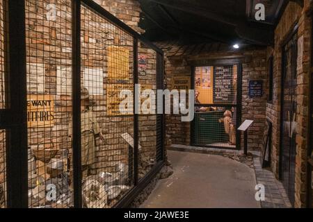 Vista generale all'interno di una capanna che mostra mostre a tema della seconda Guerra Mondiale nell'Eden Camp Modern History Theme Museum vicino Malton, North Yorkshire, Inghilterra. Foto Stock