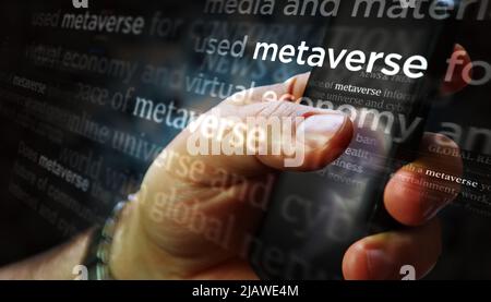 Social media in mostra con metaverse, cyberspazio e vita in realtà virtuale. Ricerca sullo schermo di tablet, pad, telefono o smartphone in mano. Astratto Foto Stock