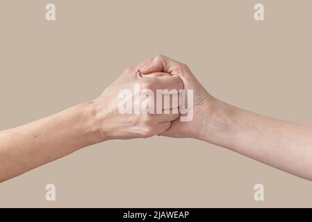 Le mani femminili in una stretta di mano moderna, amicizia e rispetto, braccio wrestling. Due donne mani accordo o gesto di saluto, segno di aiuto mano di una frena Foto Stock