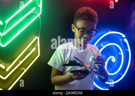 Ragazzo si è avvincito in un gioco con un elicottero giocattolo Foto Stock