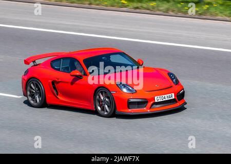 2015 rosso Porsche Cayman GT4 3800cc benzina coupé, guida sull'autostrada M6, Regno Unito Foto Stock