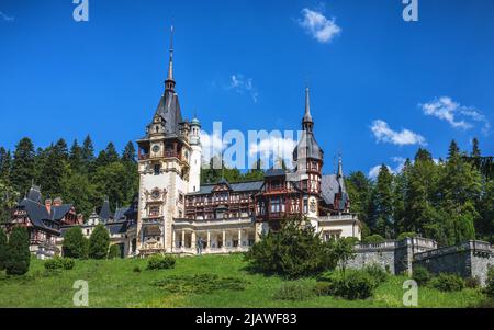 Il castello di Peles, Sinaia, Romania. Dato il suo valore storico e artistico, il castello di Peles è una delle più belle e importanti monumenti in Europa. Foto Stock