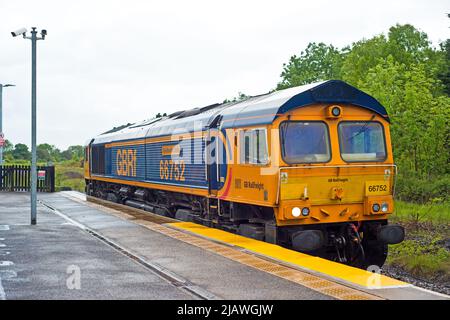 GBRF Classe 66752 lo Stato Hoosier sul cambiamento dell'equipaggio alla stazione ferroviaria di Eaglescliffe, Stockton on Tees, Cleveland, Inghilterra Foto Stock