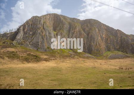 Vista della montagna chiamata pietra di Shaman, Repubblica Altai, Siberia del Sud, Russia Foto Stock