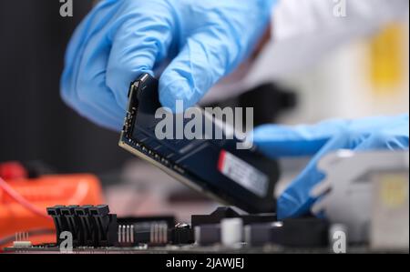 Installazione di nuova RAM o processore di personal computer in servizio. Foto Stock