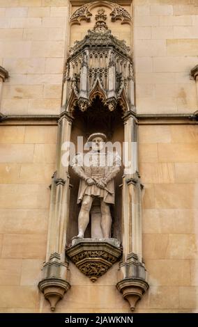 Statua del re Enrico VIII sulla facciata del King's College, college costituente dell'Università di Cambridge, Cambridgeshire, Inghilterra, Regno Unito. Foto Stock