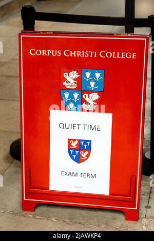 TEMPO TRANQUILLO a bordo durante il periodo di esame presso il porter's Lodge del Corpus Christi College, Cambridge, Cambridgeshire, Inghilterra, Regno Unito. Foto Stock