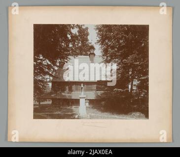 IIPNICA MUROWANA Chiesa in legno di San Leonardo sul cimitero precedente una vista generale dell'edificio dal sud singole lapidi in primo piano sconosciuto Foto Stock