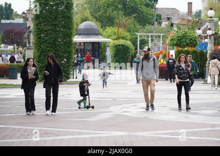 Kiev, Ucraina. 31st maggio 2022. La gente cammina su una piazza a Irpin, Ucraina, 31 maggio 2022. Credit: Roman Petushkov/Xinhua/Alamy Live News Foto Stock