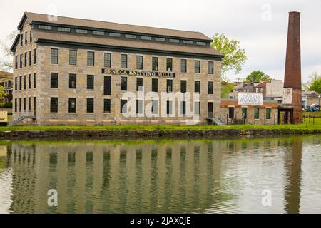 Seneca costruzione di mulini a maglia su un canale a Seneca Falls Upstate New York Foto Stock