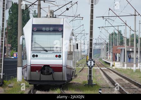 Kiev. 31st maggio 2022. La foto scattata il 31 maggio 2022 mostra un treno in una stazione ferroviaria di Irpin, Ucraina. Credit: Roman Petushkov/Xinhua/Alamy Live News Foto Stock