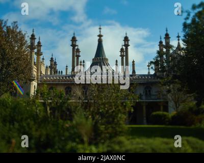 Il retro del famoso Brighton Pavilion, con un cielo blu estivo, le sue torri ornate in stile minareto e i portici circondati da alberi e autobus. Foto Stock