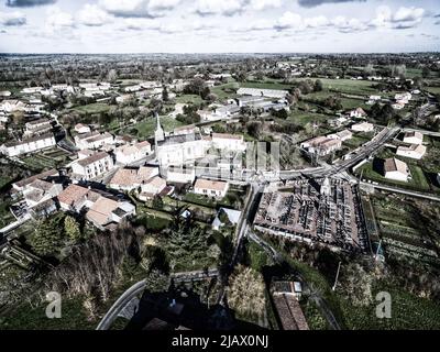 Centre ville di le Breuil Bernard dall'alto, le Breuil Bernard si trova nel comune di Moncoutant sur Sevre, Deux Sevres, Nouvelle Aquitaine, Francia Foto Stock