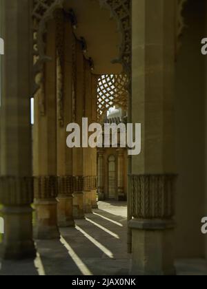 Dettagli architettonici dal famoso Brighton Pavilion - ombre stride gettate in una galleria ombreggiata da forti raggi di luce solare. Foto Stock