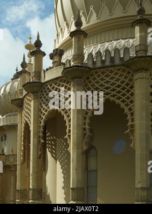 Dettagli architettonici del famoso Brighton Pavilion - le trellising proiettano intricate ombre sulla base della cupola bulbosa. Foto Stock
