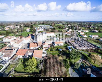 Centre ville di le Breuil Bernard dall'alto, le Breuil Bernard si trova nel comune di Moncoutant sur Sevre, Deux Sevres, Nouvelle Aquitaine, Francia Foto Stock