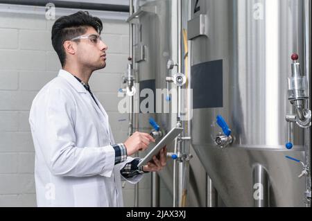 Lavorare in birrifici moderni, raccolta dati e monitoraggio della produzione. Fotografia di alta qualità Foto Stock