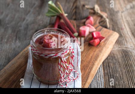 Composta di rubaro fatta in casa su sfondo tavolo in legno con spazio copia Foto Stock